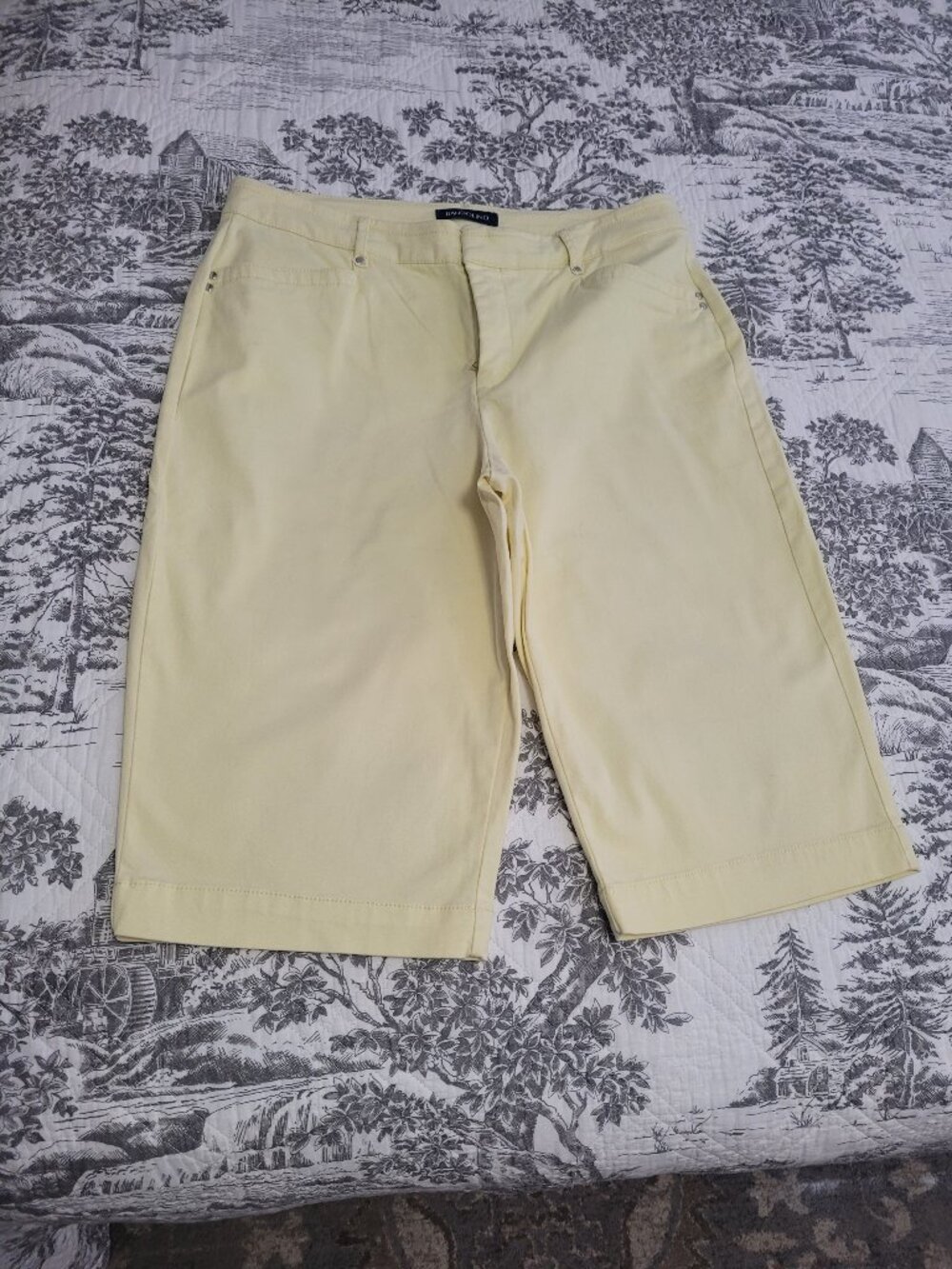 Bandolino Yvette Yellow Cotton Walking Shorts Size 6